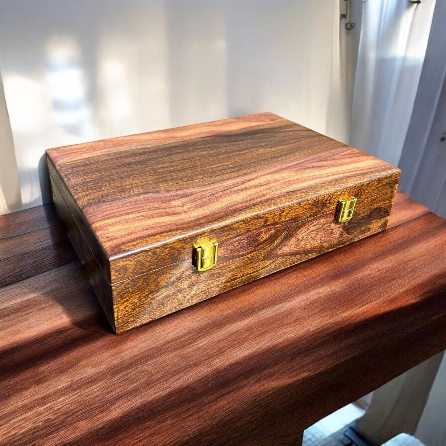 10 Watches – Golden Hinge – Wood Top